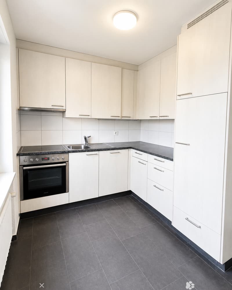 Helle 5.5-Zimmer-Wohnung im 6. OG mit Balkon und Weitblick in Biel (2)