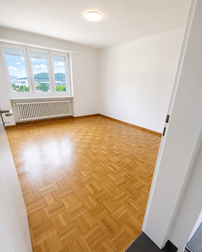Bright 5.5-room apartment on the 6th floor with balcony and panoramic view in Biel (3)
