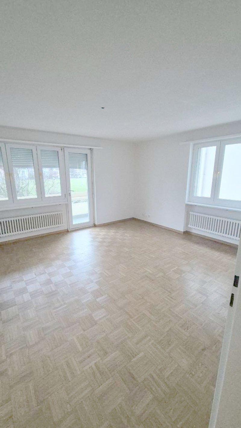 Charming 4.5-room apartment with balcony in Biel (3)