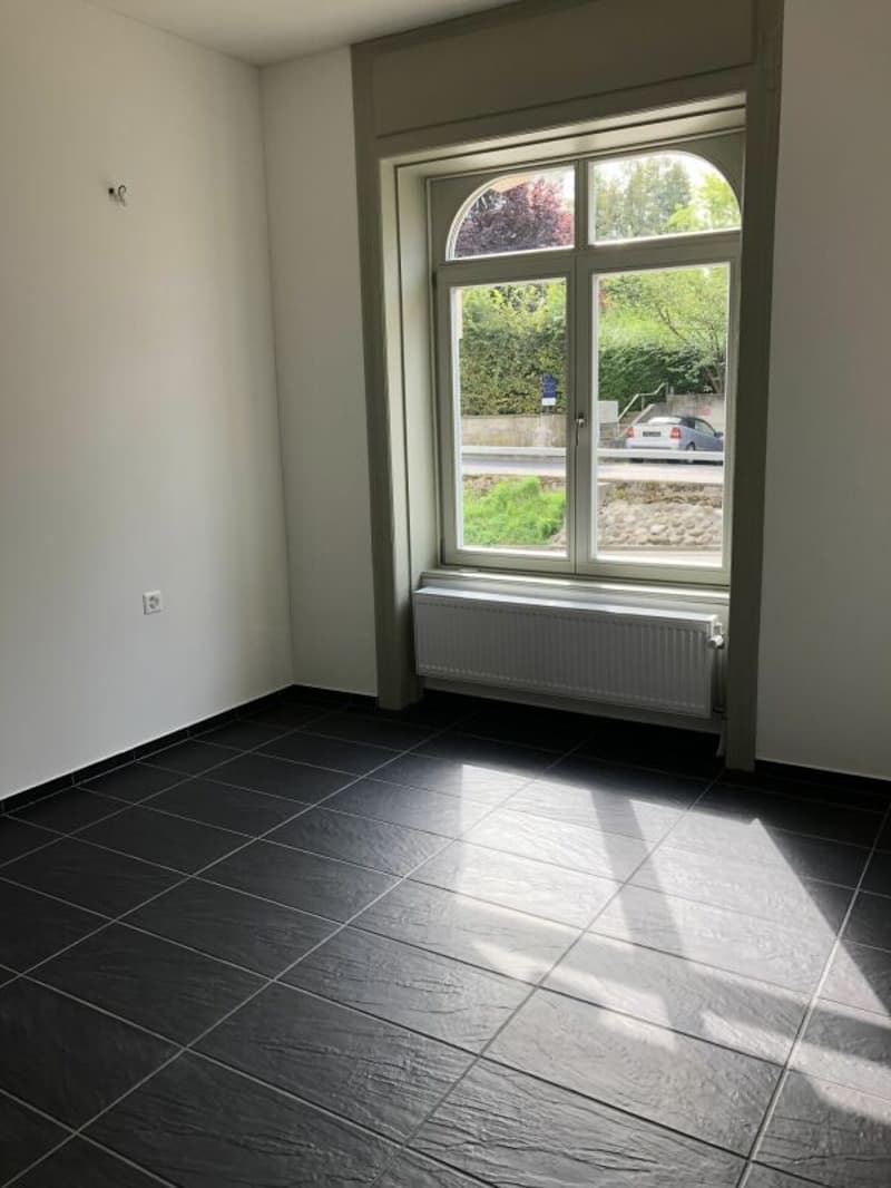 Modernes Büro- oder Ladenlokal im Erdgeschoss mit grossen Schaufenstern! (4)