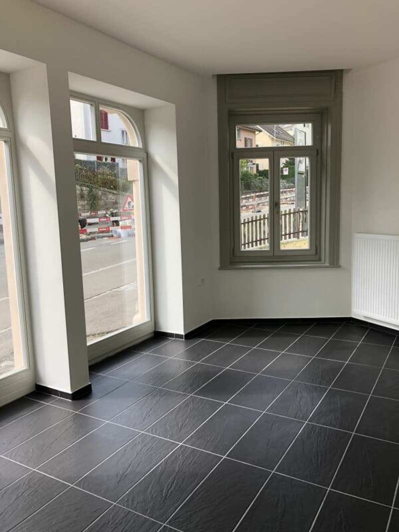 Modernes Büro- oder Ladenlokal im Erdgeschoss mit grossen Schaufenstern! (3)