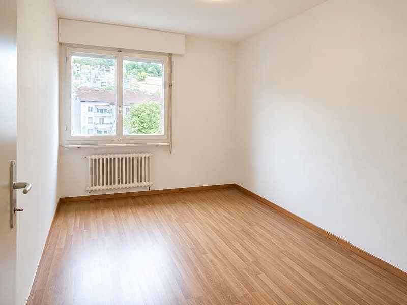 Bright 3.5-room apartment with balcony and city view in Biel (2)