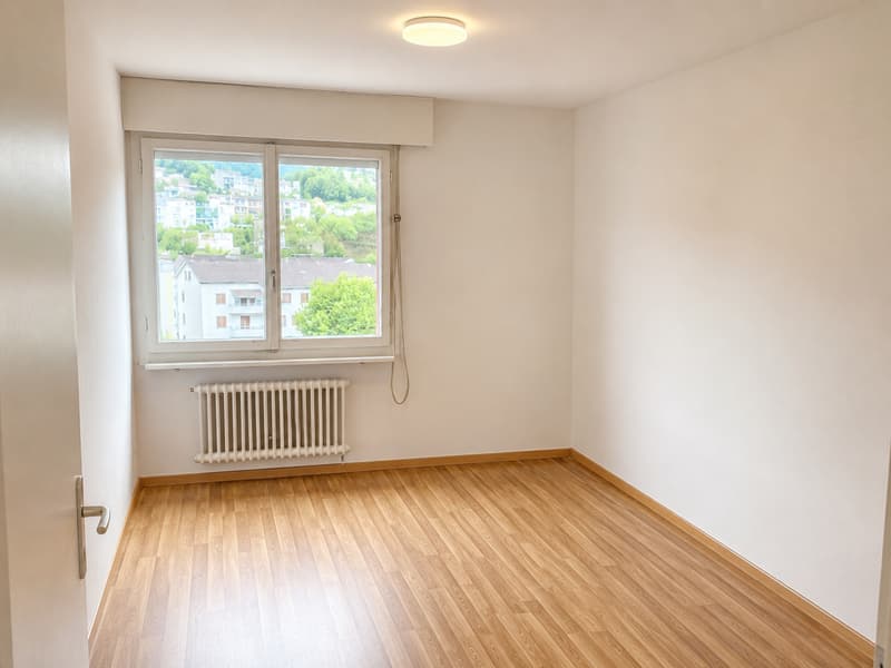 Bright 3.5-room apartment with balcony and city view in Biel (3)