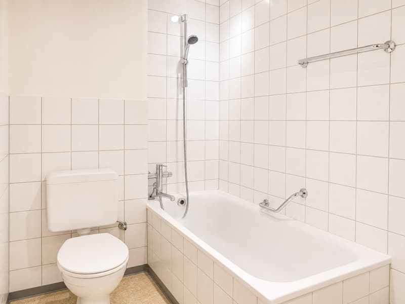 Bright 3.5-room apartment with balcony and city view in Biel (5)