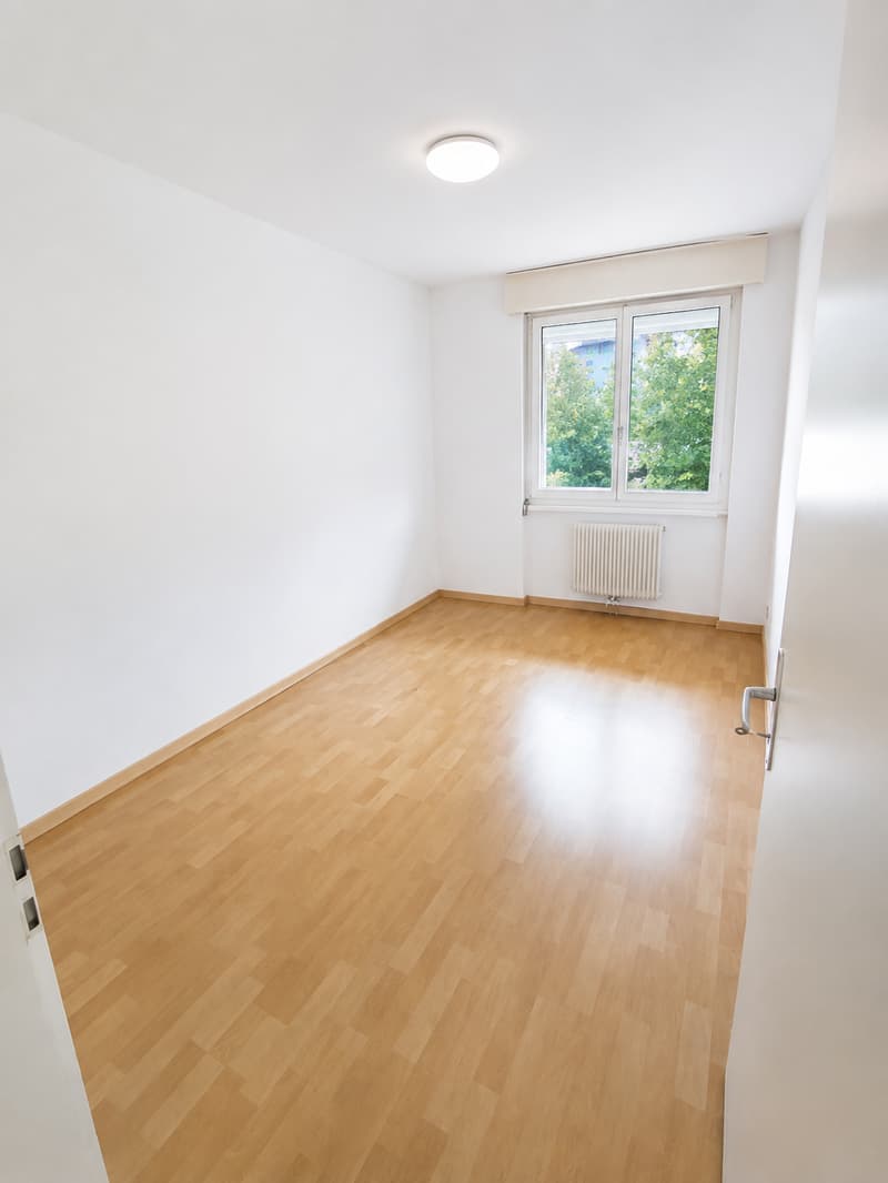 Spacieux  4,5 pièces à Fribourg – Vue sur la verdure, balcon et garage : votre futur chez-vous ! (7)
