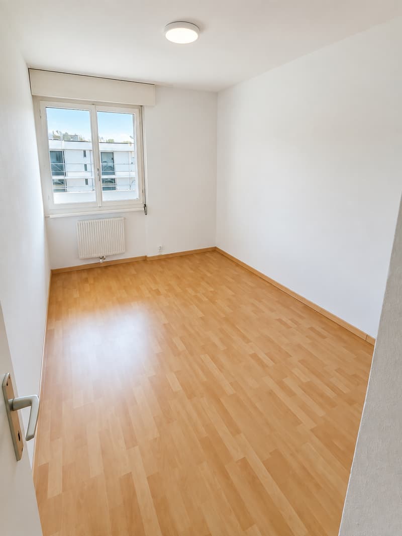 Spacieux  4,5 pièces à Fribourg – Vue sur la verdure, balcon et garage : votre futur chez-vous ! (5)