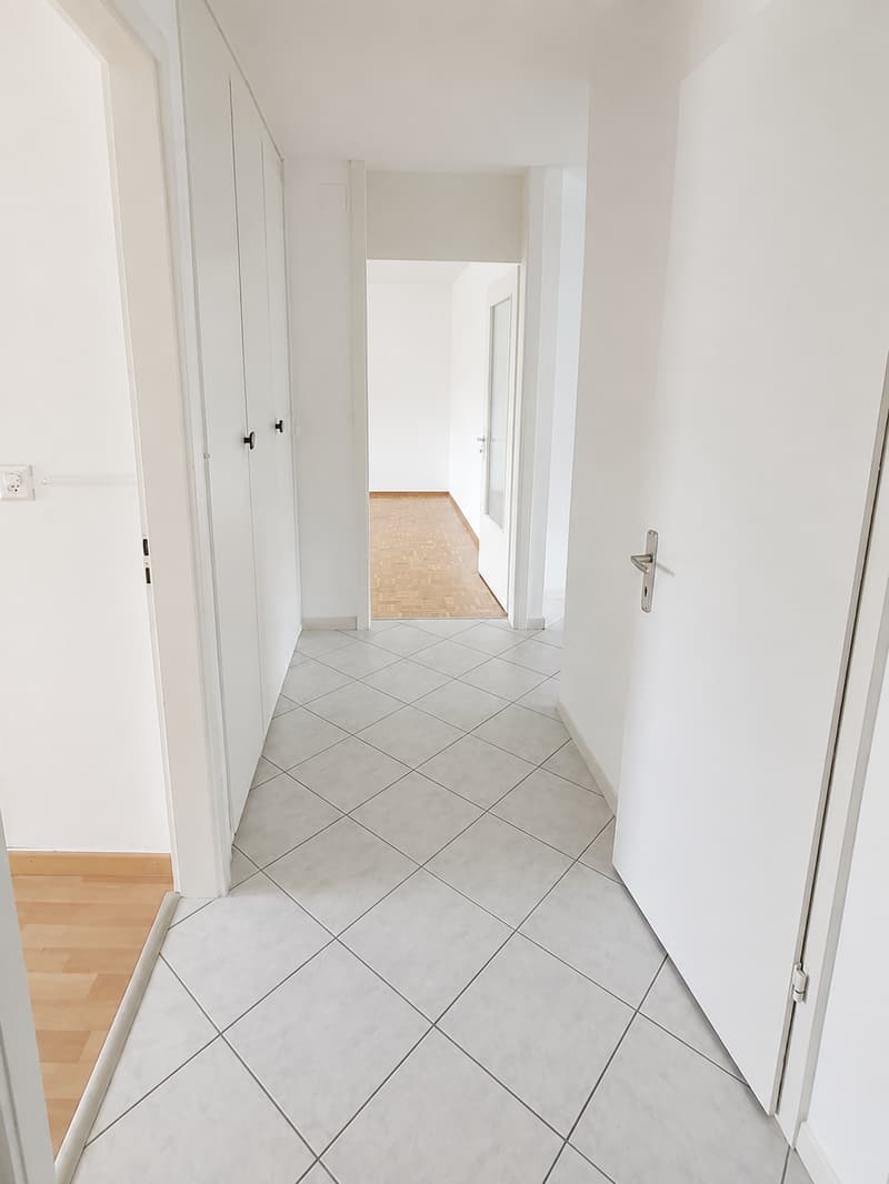 Spacieux  4,5 pièces à Fribourg – Vue sur la verdure, balcon et garage : votre futur chez-vous ! (8)