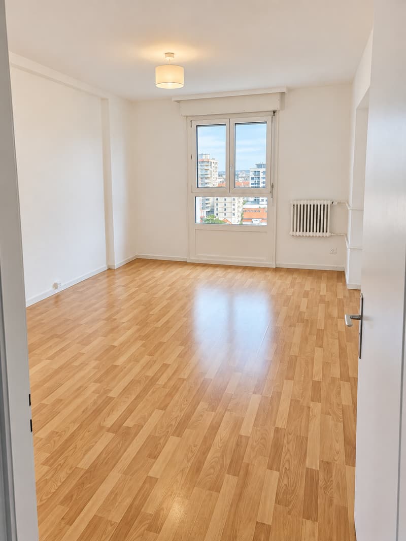 Appartement lumineux de 2.5 pièces avec vue panoramique à La Chaux-de-Fonds (6)