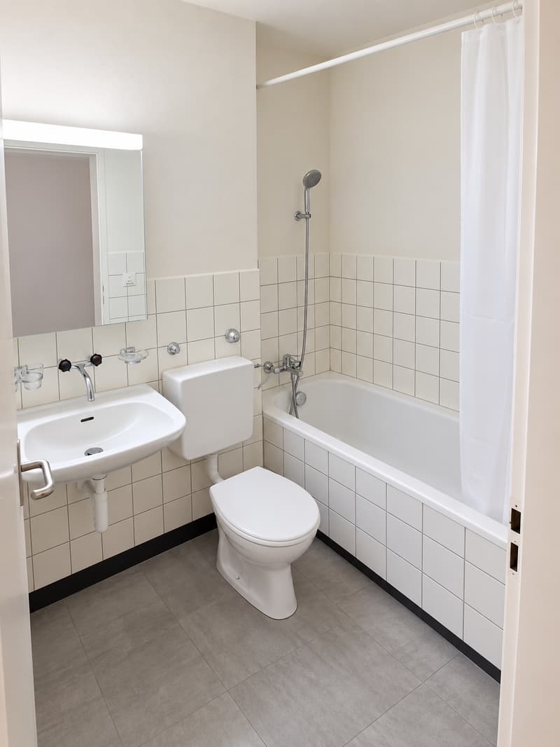 Helle 2.5-Zimmer-Wohnung mit Balkon in Biel – sofort verfügbar! (8)
