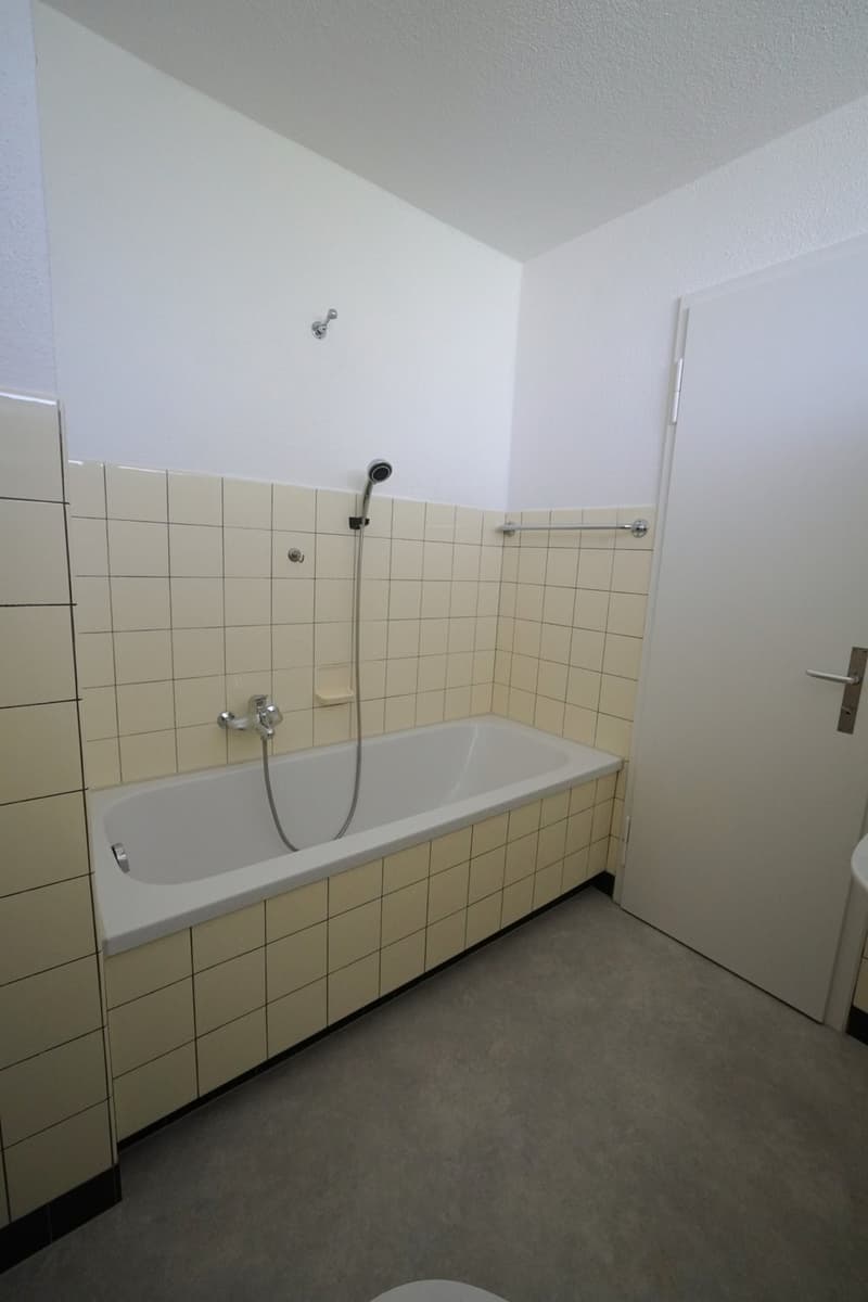 Bad mit Badewanne 1