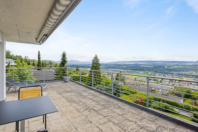 Vivere in una posizione da sogno con una vista panoramica e due terrazze (2)
