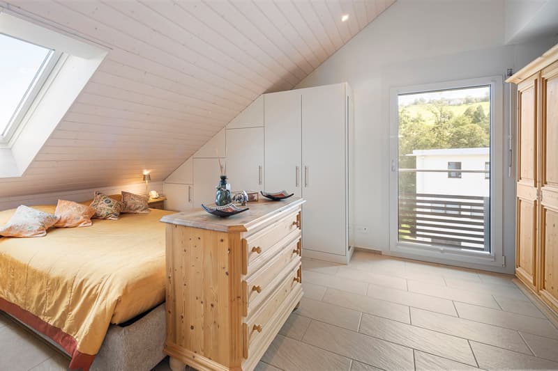Joyau résidentiel lumineux avec vue lointaine et terrasse ensoleillée (5)