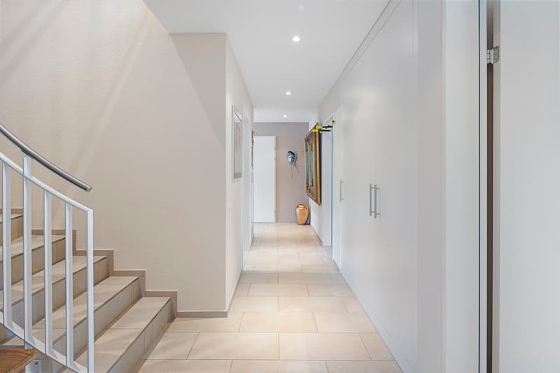 Joyau résidentiel lumineux avec vue lointaine et terrasse ensoleillée (9)
