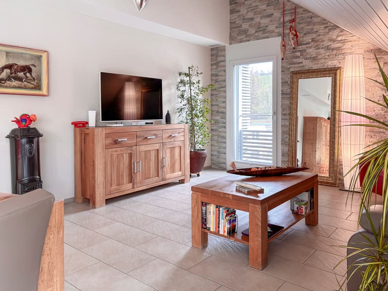 Joyau résidentiel lumineux avec vue lointaine et terrasse ensoleillée (4)