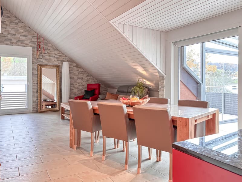 Joyau résidentiel lumineux avec vue lointaine et terrasse ensoleillée (3)