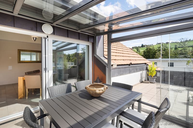 Joyau résidentiel lumineux avec vue lointaine et terrasse ensoleillée (2)