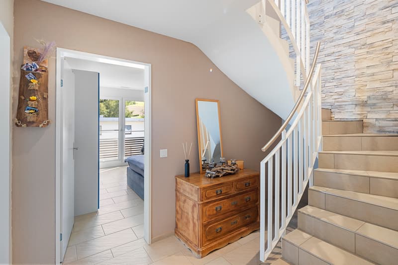 Joyau résidentiel lumineux avec vue lointaine et terrasse ensoleillée (8)