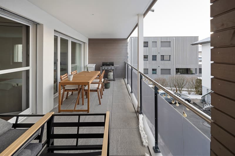 Vue partielle sur le lac avec deux loggias et rénovation moderne (12)