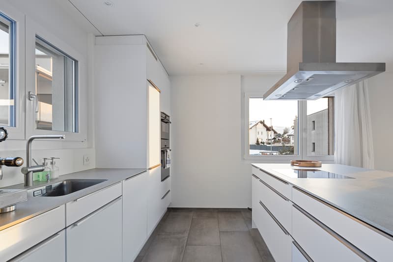 Vue partielle sur le lac avec deux loggias et rénovation moderne (4)