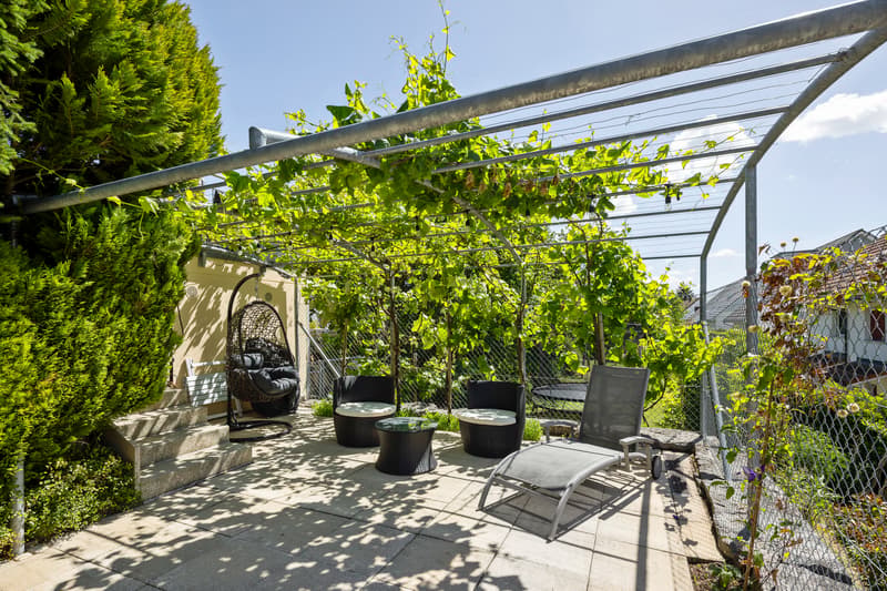 Family oasis with a dreamy garden oasis in a quiet location (13)