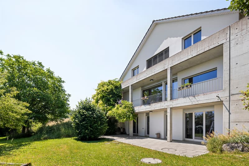 Spacious residential house with unobstructable far-reaching views and large surroundings (3)