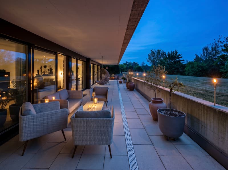 Spacious living with terrace and potential for an additional room (2)