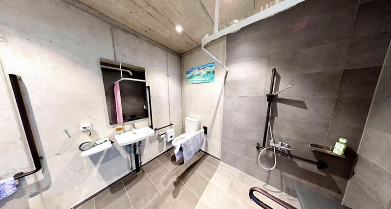 BARRIEREFREIE GARDEROBE MIT WC UND DUSCHE