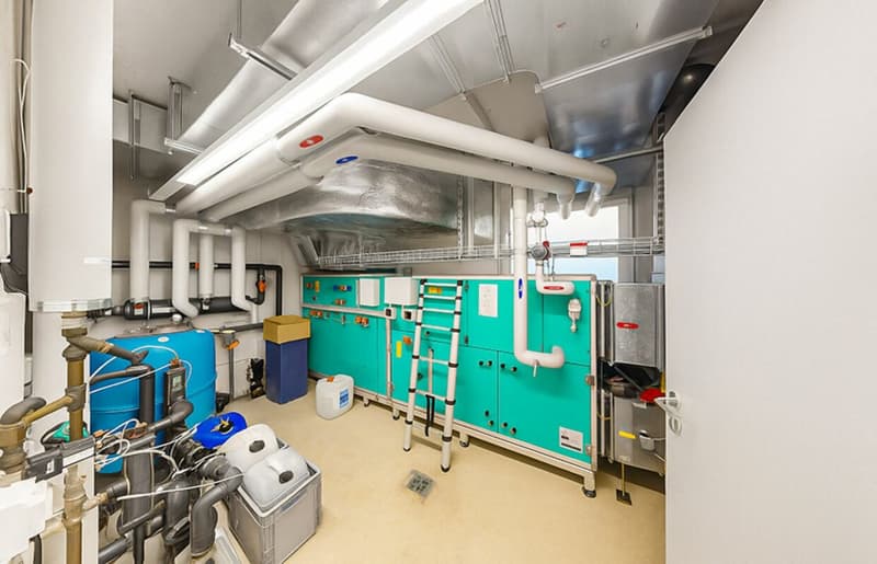 Technikraum mit moderner Heizungsanlage