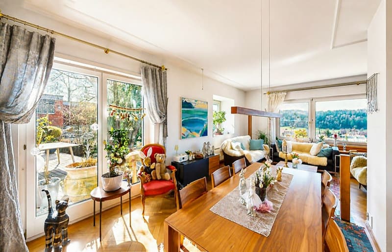 Esszimmer mit Ausgang zum Garten