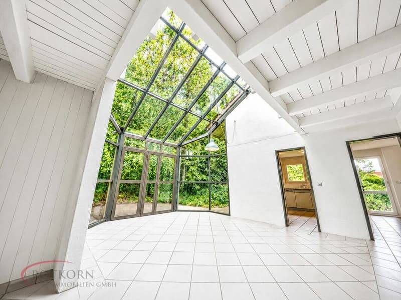 HELLES ESSZIMMER MIT GLASFRONT