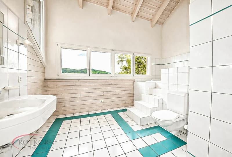 BADEZIMMER MIT ERHÖHTER BADEWANNE (OBERGESCHOSS)