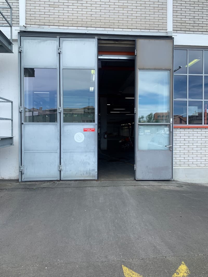 Approx. 1'350m2 to 1'650m2 of commercial, industrial and storage space (3)