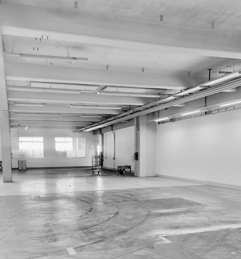 Approx. 1'350m2 to 1'650m2 of commercial, industrial and storage space (2)