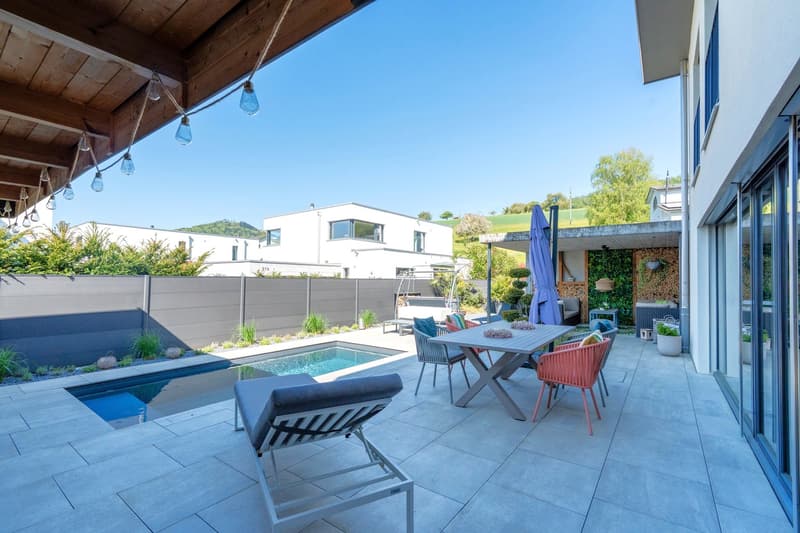 Luxuriöses Einfamilienhaus mit privater Garten-Oase und Pool (3)