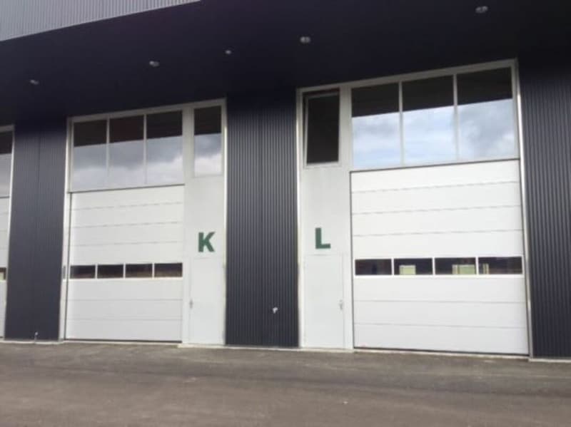 Ampia sala commerciale di ca. 130 m2, grande porta (1)