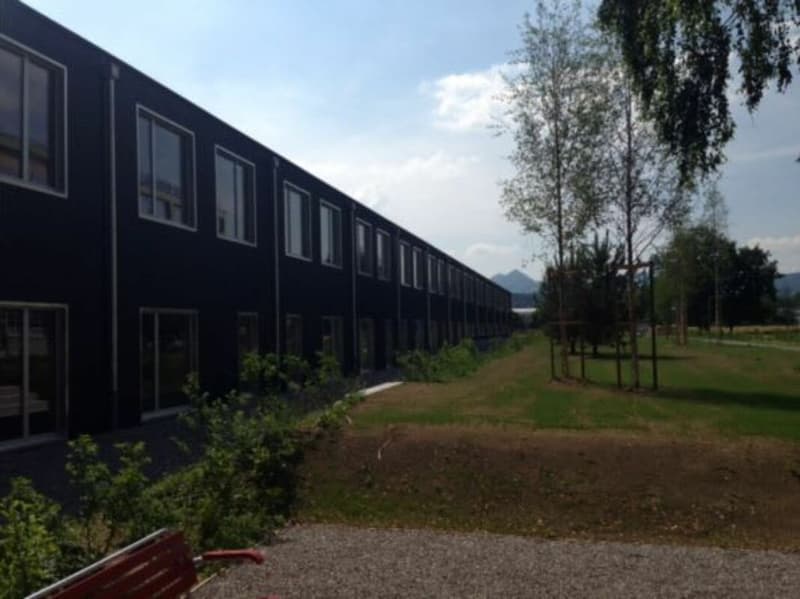 Ampia sala commerciale di ca. 130 m2, grande porta (2)