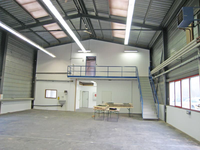 Your new company location - 2 commercial halls for rent (3)