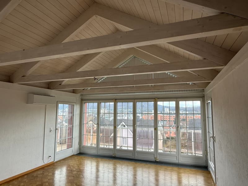 Grosszügiges Schlafzimmer mit schöner Aussicht und Balkon