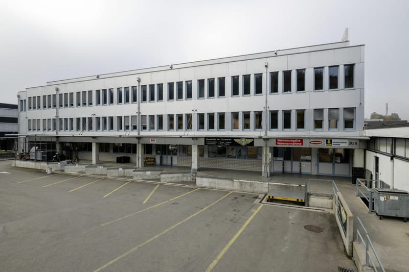 Spazio commerciale immediatamente alla rampa di carico (2)