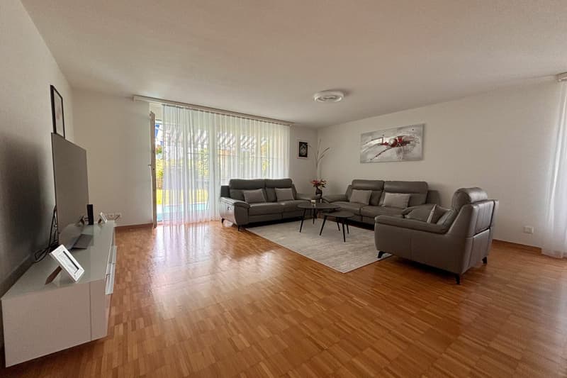 Centrally located ground floor apartment with garden (2)