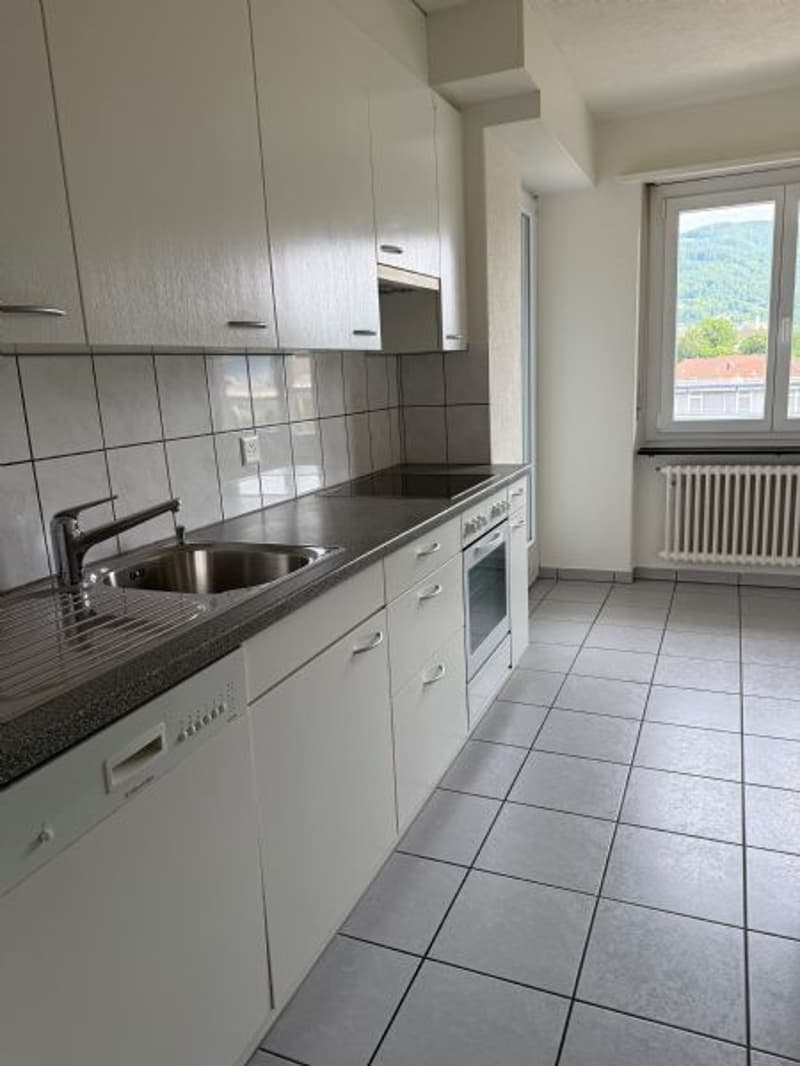 Grand et lumineux appartement 4 pièces à louer dans un emplacement central (2)