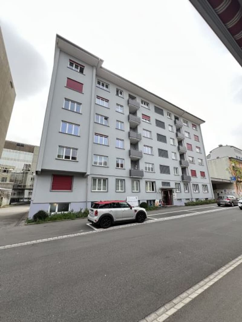 Grand et lumineux appartement 4 pièces à louer dans un emplacement central (1)