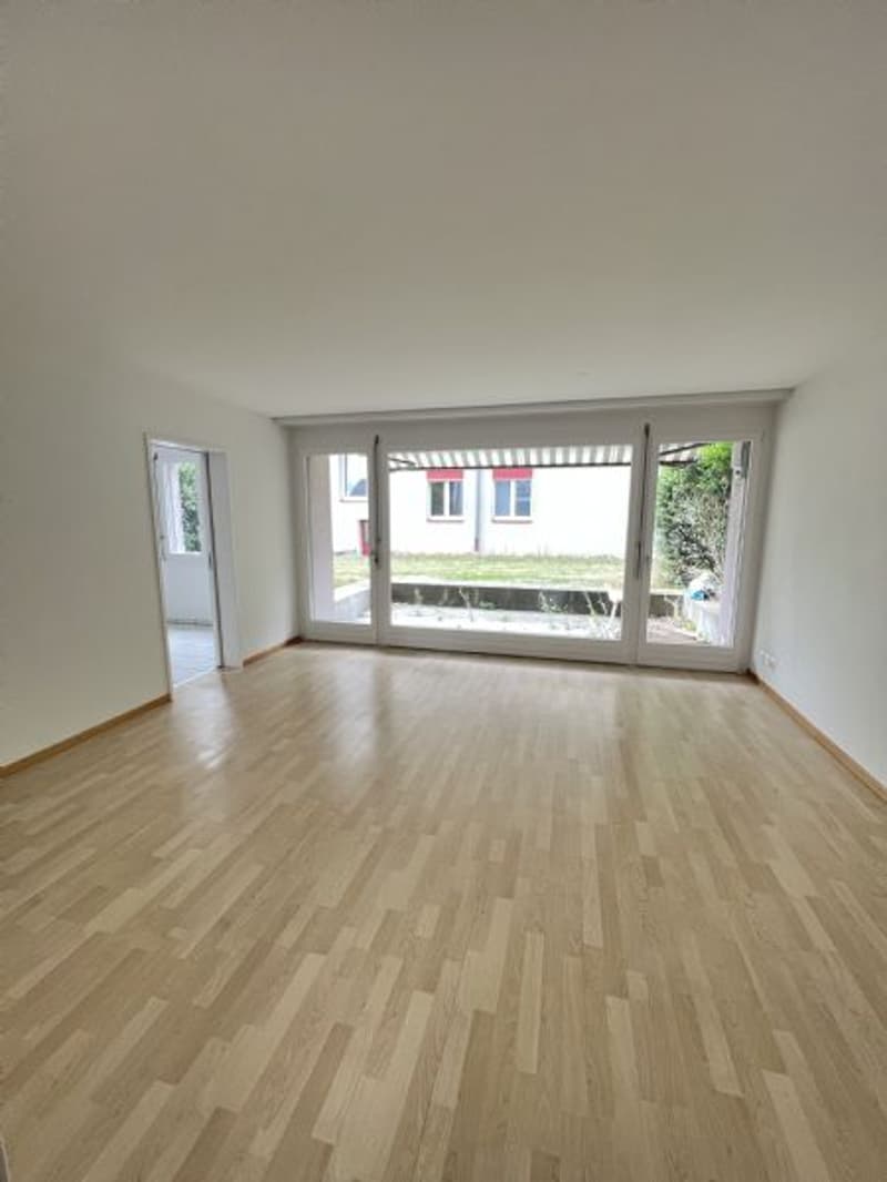 Spacious and bright 3-room apartment for rent (2)