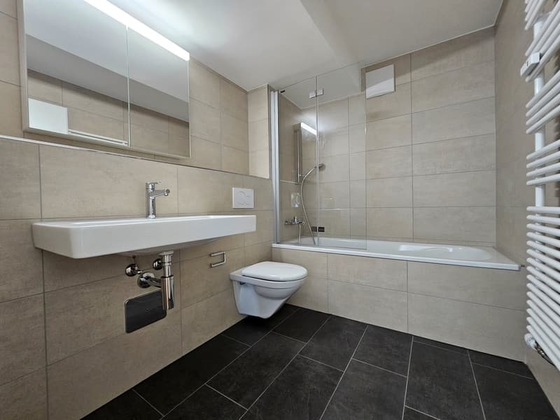 Badezimmer mit Badewanne, WC und Lavabo