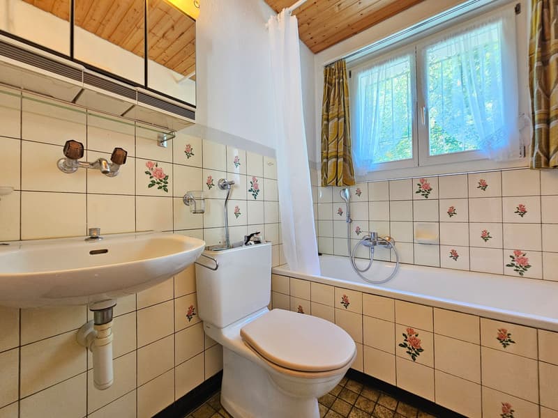 Bad mit Wanne, WC, Lavabo und Fenster