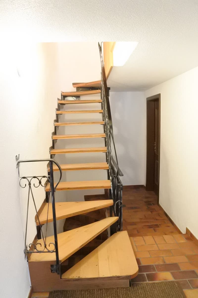 Treppenhaus mit Aufgang zur Maisonettewohnung
