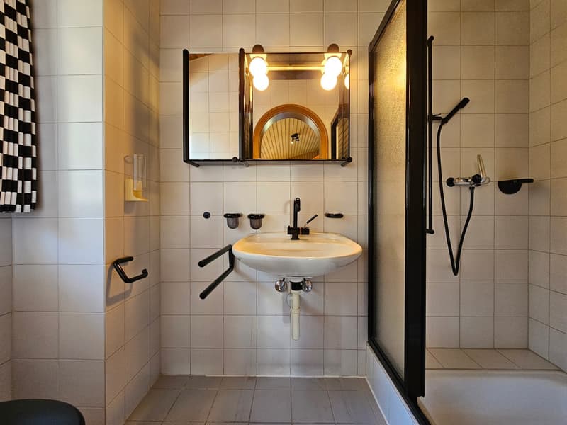 Bad mit Dusche, Lavabo, WC und Fenster OG