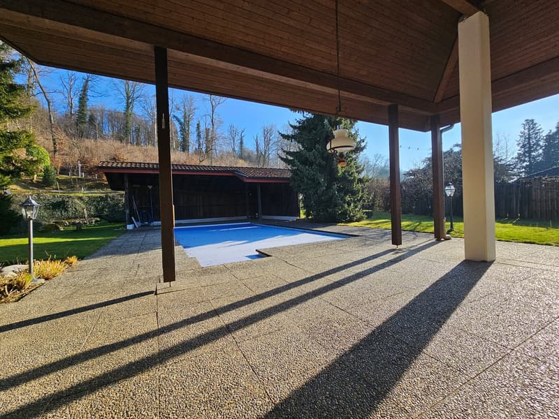 Sitzplatz gedeckt mit Pool und Gartenhaus