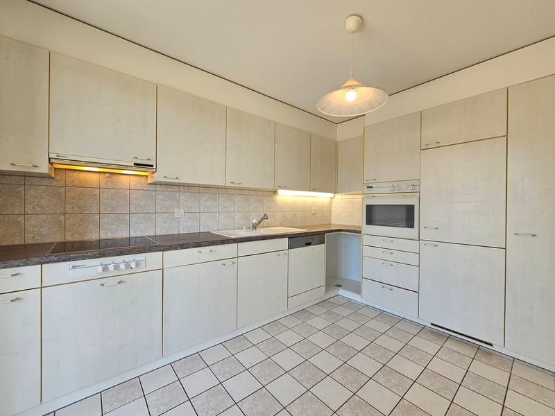 Küche mit Essplatz und Ausgang zu Balkon Süd