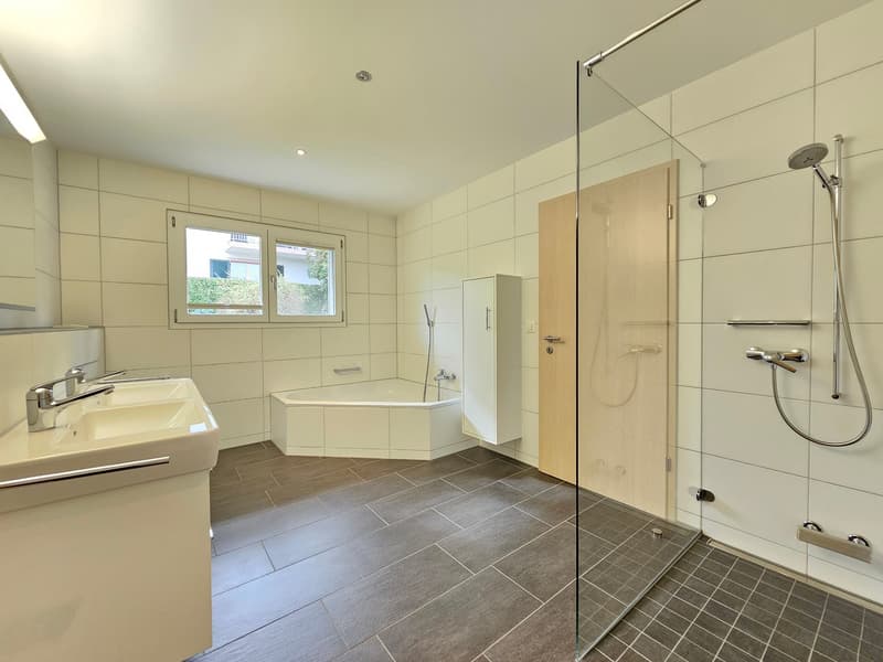 Bad EG mit Eck-Wanne, begehbarer Dusche, Doppellavabo und WC